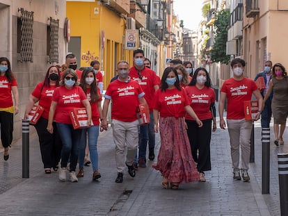 Representantes de la candidatura de Juan Espadas a las primarias del PSOE andaluz, este martes, camino de la sede del partido en Sevilla para presentar sus avales.