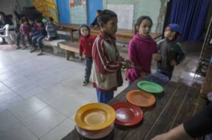 Niños en un comedor comunitario a las afueras de Buenos Aires.