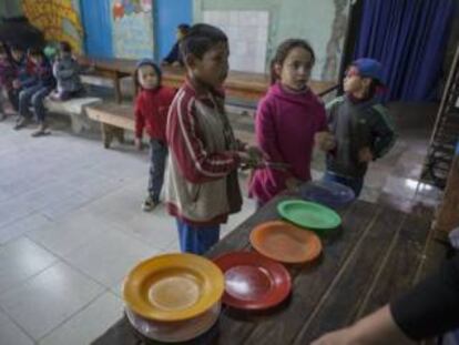 Niños en un comedor comunitario a las afueras de Buenos Aires.
