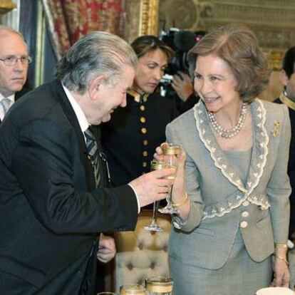 La reina Sofía, con el poeta Antonio Gamoneda.
