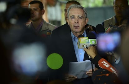 El expresidente Álvaro Uribe, durante una conferencia de prensa.
