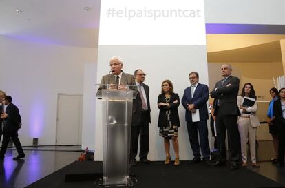 En la segunda fila, de izquierda a derecha, el director adjunto de EL PAÍS LluÍs Bassets, la vicepresidenta del Gobierno, Soraya Sáenz de Santamaría, el presidente del grupo Prisa, Juan Luis Cebrián, y el director de EL PAÍS, Antonio Caño, durante la intervención del consejero de Cultura de la Generalitat, Ferran Mascarell, en la presentación de elpais.cat.