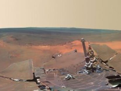 El rover Opportunity muestra una foto parorámica del terreno rojizo de Marte tomada durante su reconocimiento durante el invierno marciano