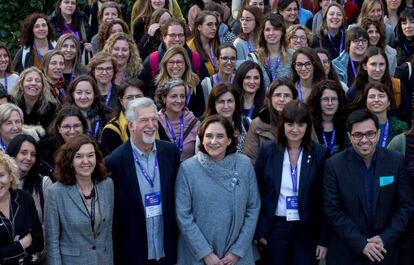 Colau amb les científiques en el primer dia de la Biennal de Ciència.