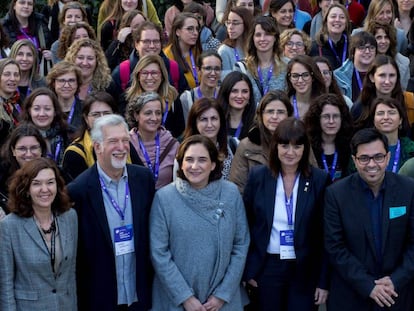 Colau amb les científiques en el primer dia de la Biennal de Ciència.