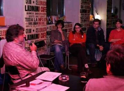 Miembros de Ladinamo, reunidos ayer para evitar el cierre.