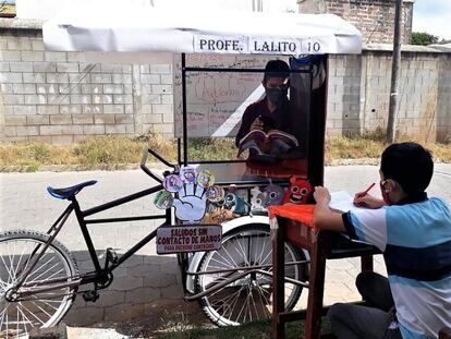 La escuela a pedales de Lalito está separada del estudiante por una varilla de metro y medio y con un cartel informativo sobre la distancia social.