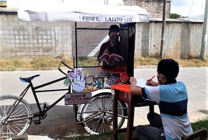 La escuela a pedales de Lalito está separada del estudiante por una varilla de metro y medio y con un cartel informativo sobre la distancia social.