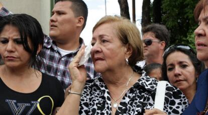 Imelda Galindo de Cuéllar llora durante el funeral de su esposo.