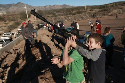 Los niños apuntan con una pistola descargada al cielo mientras juegan en La Mora (México), el 11 de enero.