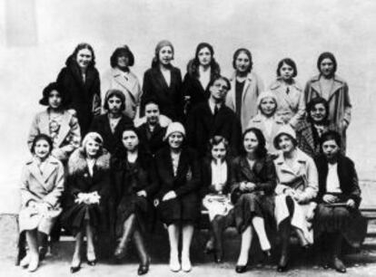 Pavese junto a alumnas y profesoras de su escuela nocturna.