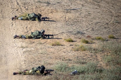 Soldados israelíes toman posiciones cerca de la frontera entre Gaza e Israel.