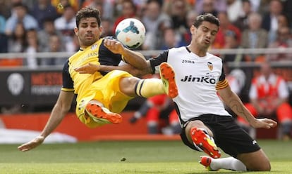 Diego Costa y Ricardo Costa luchan por el balón.