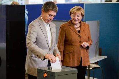 Angela Merkel mira a su marido, Joachim Sauer, depositar su voto en las elecciones que le dieron su tercer mandato como canciller.