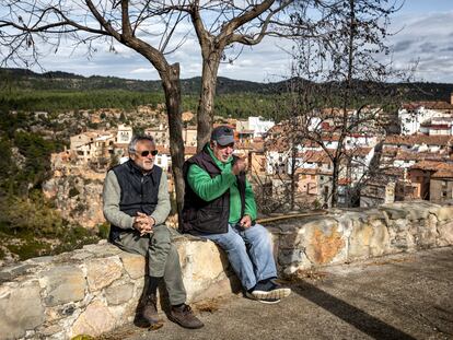 Maximino y Roberto, amigos y vecinos de Fuente la Reina, en la entrada de la población castellonense.