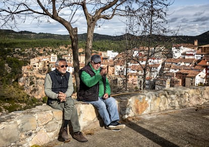 Maximino y Roberto, amigos y vecinos de Fuente la Reina, en la entrada de la población castellonense.