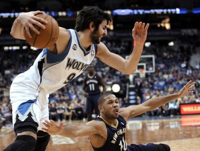 Ricky Rubio, ante Eric Gordon.