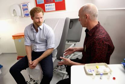 El príncipe de Inglaterra con el doctor Robert Palmer durante una visita a una clínica londinense para hacerse la prueba del sida ante las cámaras. Fue en julio de 2016.