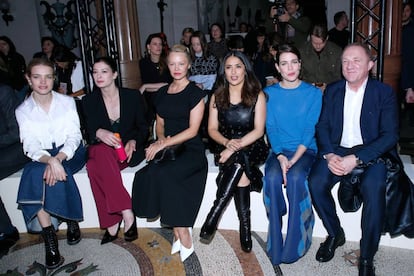 De izquierda a derecha: la moedlo Natalia Vodianova, la actriz Pamela Anderson, la bailarina Marie-Agnes Gillot, Salma Hayek, Carlota Casiraghi y Francois-Henri Pinault , CEO del grupo Kering y marido de Salama Hayek, en el desfile de este lunes de Stella McCartney en París.