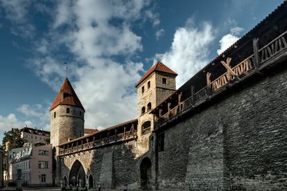 Las torres medievales en el casco histórico de Tallin.