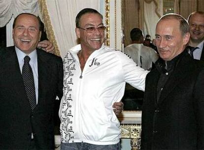 Silvio Berlusconi,  Jean Claude Van Damme y Vladímir Putin, durante una recepcción en San Petersburgo el pasado 14 de abril.