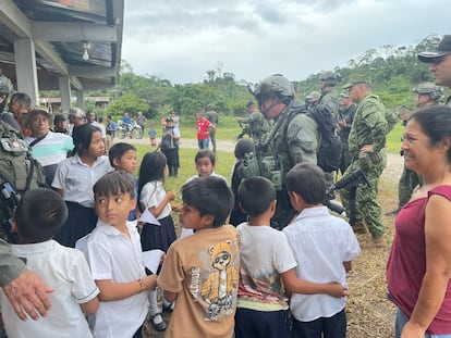 Militares y niños de la comunidad de la vereda Santa Teresa durante la visita del ministro de Defensa en Villa Garzón.