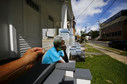 Joshua Creek sentado na varanda da sua casa, em 13 de setembro de 2005, semanas após o Katrina.