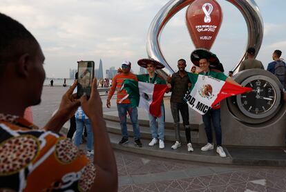 Aficionados méxicanos se fotografían en el reloj de la cuenta atrás para el inicio del Mundial, este jueves en Doha.