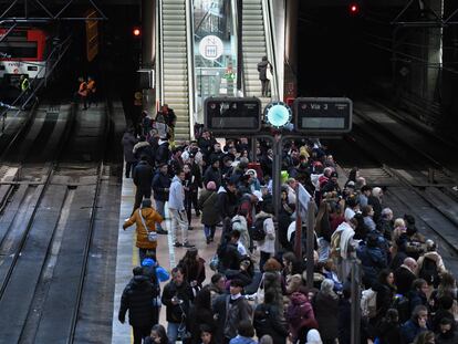 Viajeros esperando el restablecimiento del servicio tras un descarrilamiento en la estación de Atocha el 5 de diciembre.