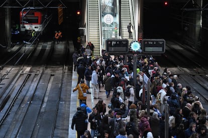 Pasajeros esperando al tren en el andén de Cercanías de la estación de Atocha en Madrid.