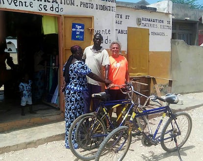 Romà Boule, a la derecha, durante la entrega de varias bicis en Senegal.