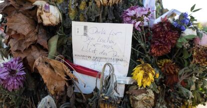 Flores en homenaje a Maria L, la estudiante asesinada el 15 de octubre en Friburgo (Alemania). 