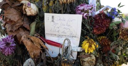 Flores en homenaje a Maria L, la estudiante asesinada el 15 de octubre en Friburgo (Alemania).