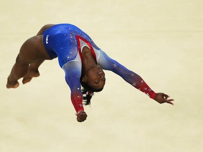 Simone Biles no exercício de solo.