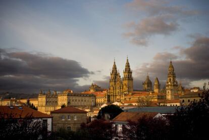 Santiago de Compostela: catedral y pazo de Raxoi, desde la Alameda.