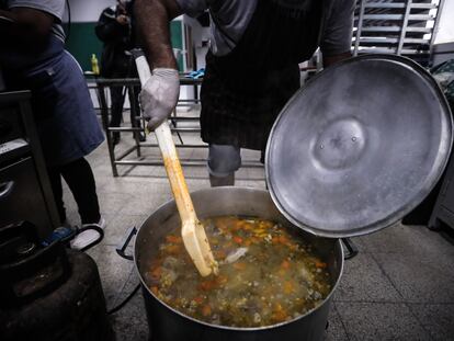 Un hombre prepara comida en un comedor de los denominados de los "curas villeros" el 31 de marzo de 2020 en Buenos Aires.