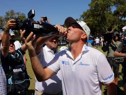 Talor Gooch festeja el triunfo en Valderrama con champán.