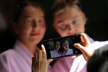 Dos modelos posan para una fotografía tomada con un móvil.