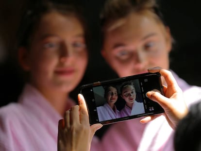 Dos modelos posan para una fotografía tomada con un móvil.