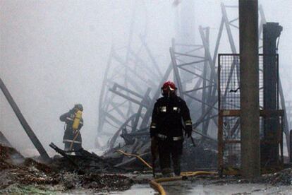 Los bomberos inspeccionan los restos de la empresa de Zumaia, una vez extinguido el incendio.