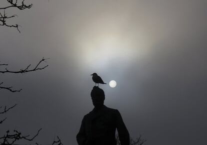 Silueta de una estatua de Hoboken bajo la intensa niebla que cubre el cielo de Nueva York. 