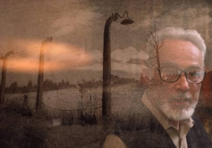 El escritor Primo Levi, retratado en su casa de Turín, al norte de Italia.