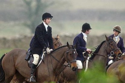 El hijo mayor de Carlos de Inglaterra participa en una cacería en el club Beaufort Hunt, al sur de la isla.