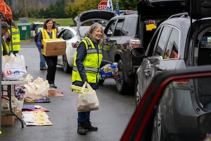 Unas voluntarias reparten alimentos frescos en Redmond (Washington), el pasado 22 de marzo. 