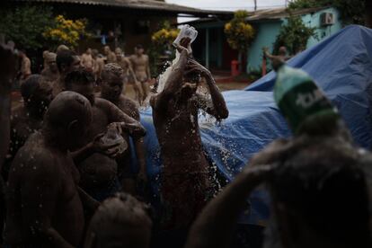 Las cifras de violencia en Brasil siguen en récord histórico. El año pasado se contabilizaron más de 60.000 muertes violentas en todo el país. Las campañas de 2018 se centraron en cómo atajar este grave asunto de interés público y el debate en torno a la violencia está presente en todos los hogares brasileños. El sistema penitenciario está desbordado y es habitual la superpoblación hasta en las celdas.