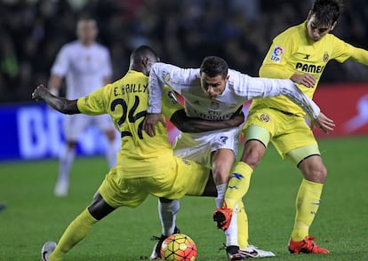 Ronaldo intenta zafarse de los jugadores del Villarreal