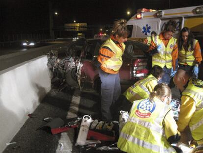 Sanitarios del SAMUR atiendan al conductor fallecido en la M-40.