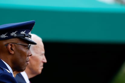 El presidente de Estados Unidos, Joe Biden, junto al jefe de Estado Mayor de EE UU, el general Charles Q. Brown, en un acto en Arlington, Virginia, el 29 de septiembre.