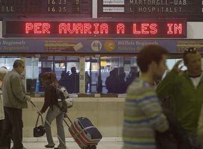 Un letrero luminoso informa de la enésima avería, ayer, en la estación de Sants.