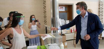 El actual presidente de la Xunta de Galicia y candidato por el Partido Popular, Alberto Núñez Feijóo, este domingo votando en un colegio electoral de Vigo.